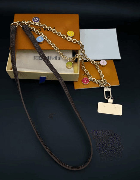 2026 Designer Keychain Luxury Bag Charm Heart Shaped Key Chain Fashion love Pendants Gold Keyring Car Ornament Keychains M09045