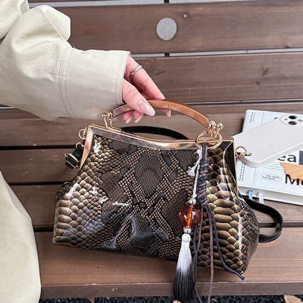 New women's handbag with large capacity, vintage clasp design, trendy, fresh and sweet, single shoulder crossbody bag with a high-end feel c3d