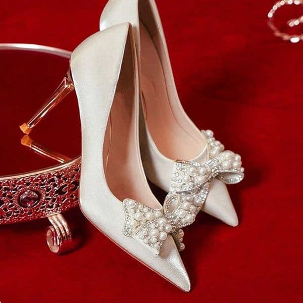 Pearl Bow Knot Womens Wedding Bridal Shoes Sexy Point Toe Fine High Heels Pump Womens Beige Satin High Heels 241223 K260320