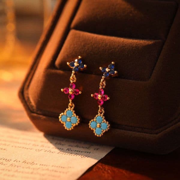 New fashionable micro-inlaid four-leaf clover earrings for women, high-end dopamine design, versatile and stylish ear accessories