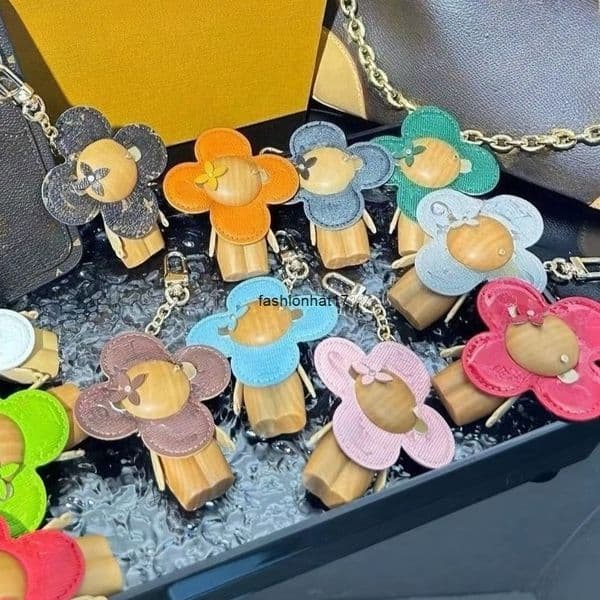 Key Rings Luxury Designer Keychain Bag Charm for Men and Women Car Key Holders Sunflower Keychain Brand Key Ring Steel Hardware Keychain with High Quality Gifts