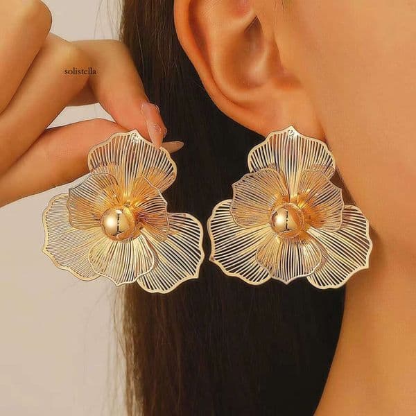 European and American cross-border personalized design three-dimensional multi-layer for women, trendy hollow flower stud earrings