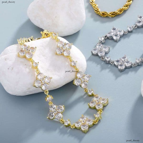 Full Diamond Heavy Craft Four-Leaf Clover Bracelet for Women Light Luxury Sparkling Moissanite High-End Niche Bracelet Wholesale Factory