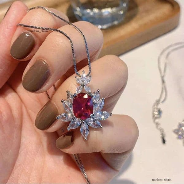 popular trendy luxury Moissanite Jewelry: vintage-style pendants elegant collarbone chains floral necklaces for women