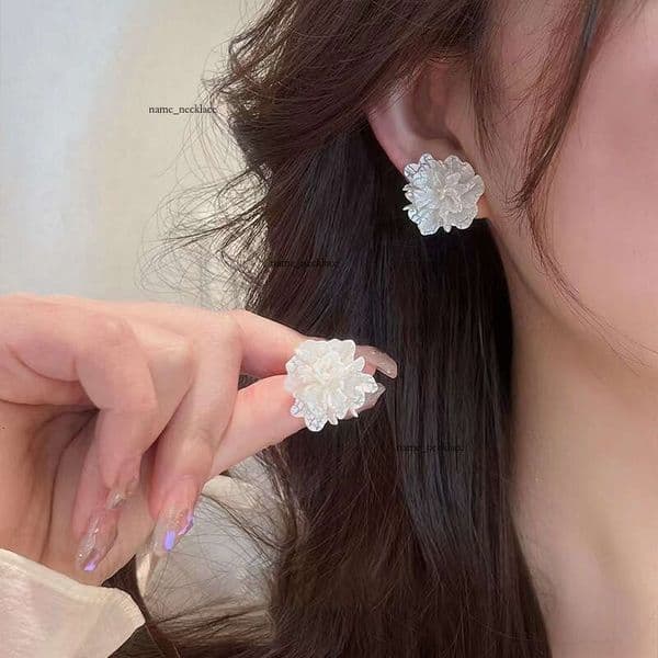 Korean s925 spring-summer new white cracked flower for women, pure versatile, gentle and stylish, popular online earrings