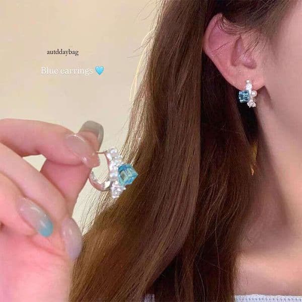 Spring and summer ultra-shiny blue sugar cube earrings, high-end light luxury pearl for women, unique niche C-ring earrings