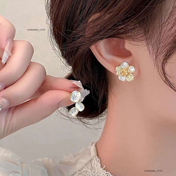 Asymmetrical flower for women, 2025 new niche unique design, high-end, elegant, light luxury earrings