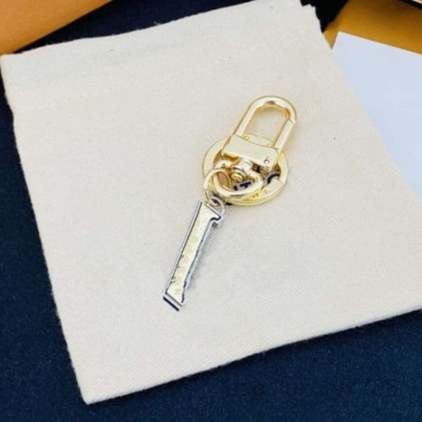New Old Flower Designer Keyring Luxury Bag Car Pendant Keychain 18K Gold Love Lovers Keychain Fashion Handmade Accessories