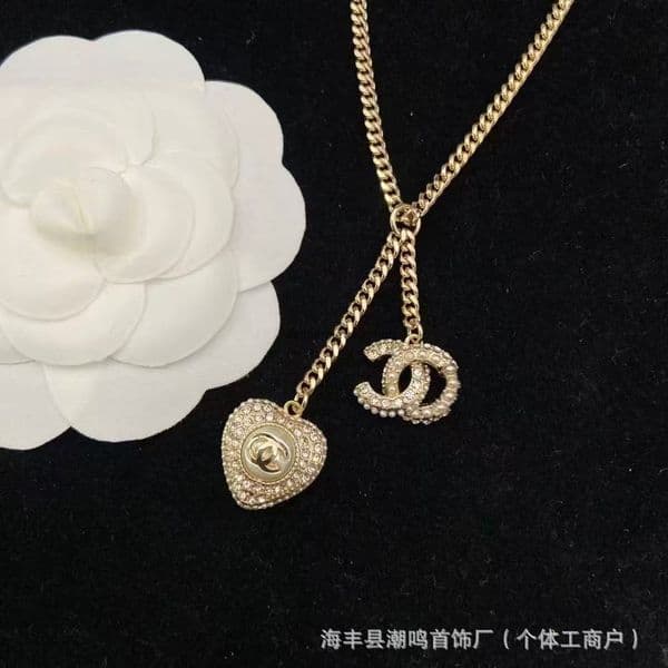Designer Jewelry Channels style necklace for women inlaid with diamonds classic pearl heart versatile collarbone chain with letter charms