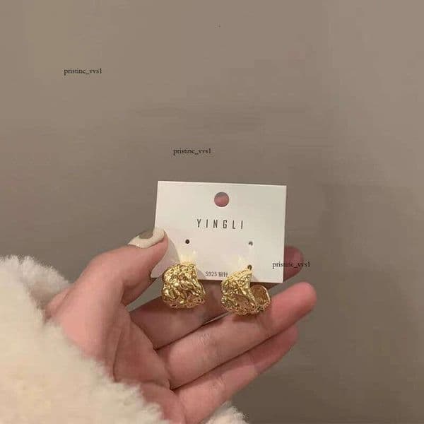 Vintage pleated metal for women, vintage new style, simple and sophisticated niche design stud earrings