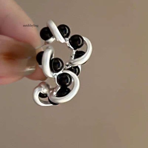 Black and silver color scheme, exquisite French vintage round ball C-shaped earrin, light luxury, high-end feel, niche style, extremely minimalist stud
