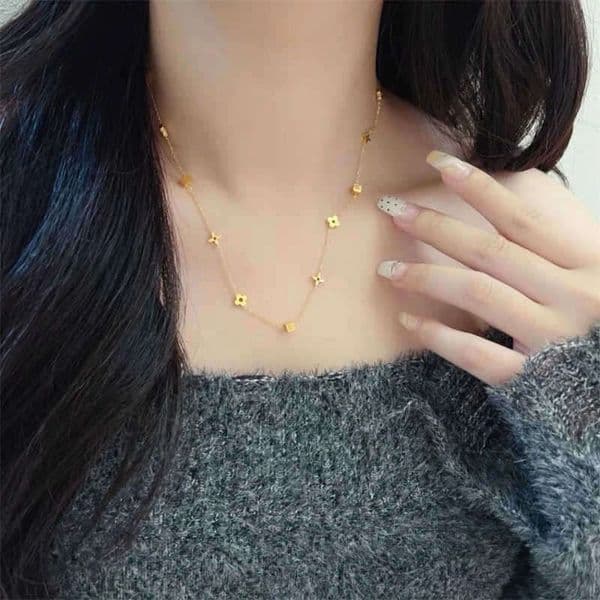 Titanium Steel Non-Fading Square Flower Necklace for Women, Light Luxury Niche High-End Clavicle Chain, Internet Celebrity New Fortune Grass Accessories Trend