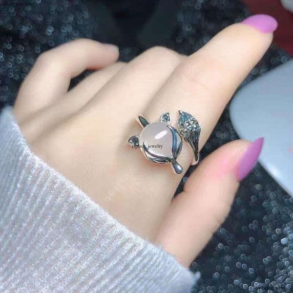 White chalcedony fox index finger for women, unique niche design, light luxury, high-end fashion, personalized open ring