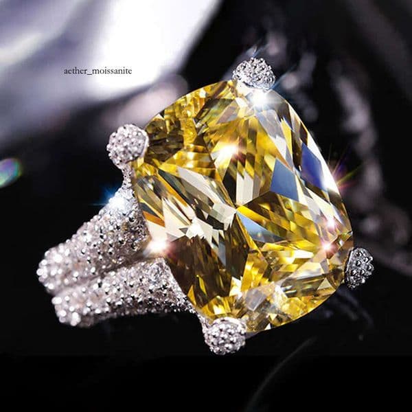 Exquisite Geometric Luxury Ring Jewelry Style Inlaid with Round Moissanite Elegant Noblewoman's Yellow Ring