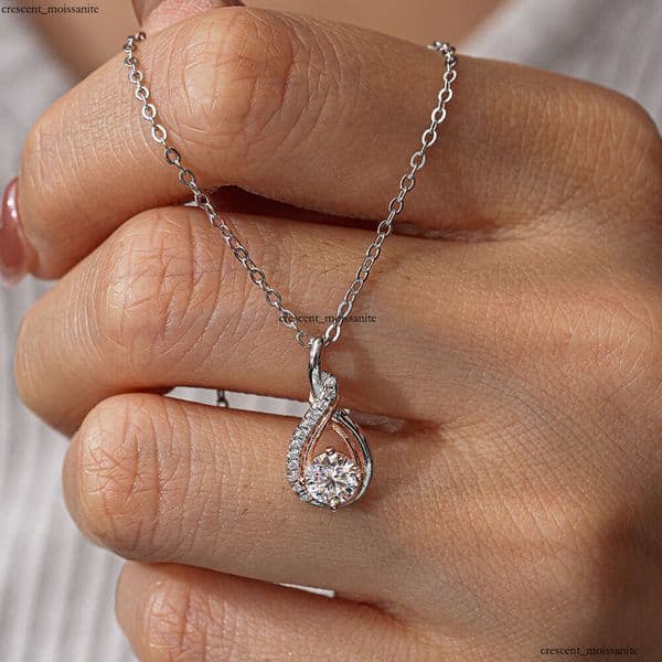 925 Sterling Silver Pendant Moissanite Necklace for Women Gold-Plated Two-Tone Four-Prong Classic Clavicle Chain Luxury