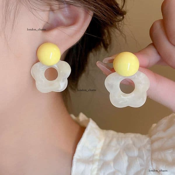 Salt-style gradient fresh floral earrings for women, summer light luxury niche earrings, versatile design, high-end ear accessories