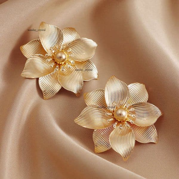 European American cross-border jewelry, personalized and fashionable striped floral pattern gold-plated women's light luxury earrings wholesale source