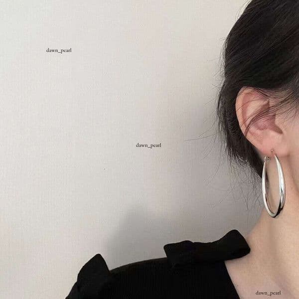 Metallic cool style large hoop 2025 new trendy women's earrings, exaggerated stylish, simple and versatile