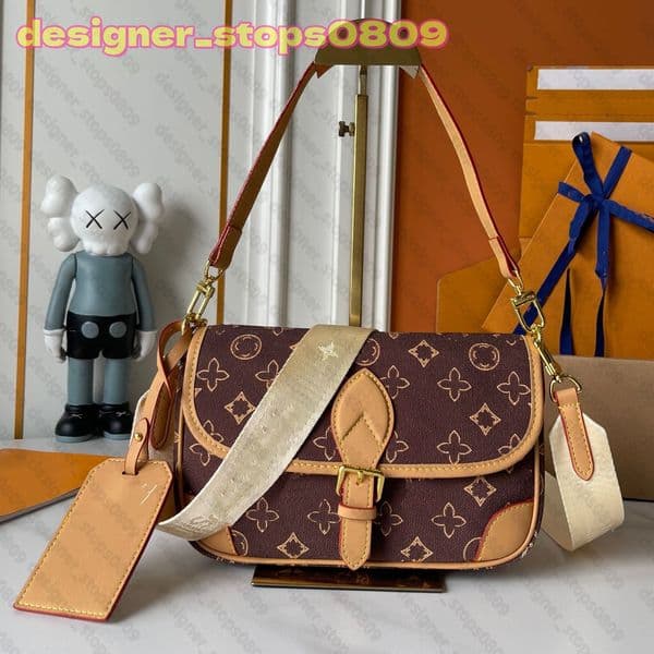 Women Luxurys Designer Bag Crossbody Diane Baguette Classic Vintage Canvas Strap Flower Flap Embossed Letters Clutch Purse Shoulder Bags