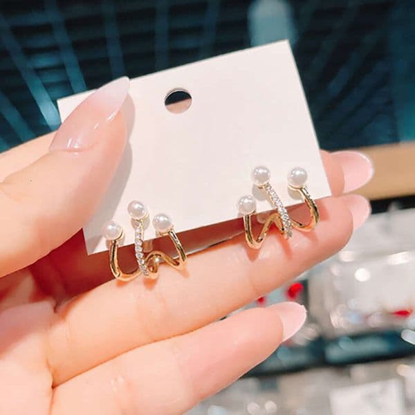 light luxury niche design curved hook pearl 2026 new French earrings same style as on
