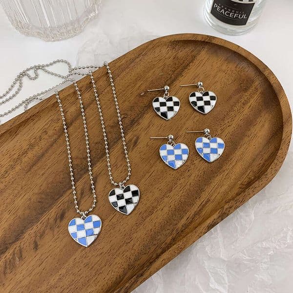 Heart-shaped checkerboard earrings, 2025 new trendy and stylish niche women, clip-on earrings for non-pierced ears