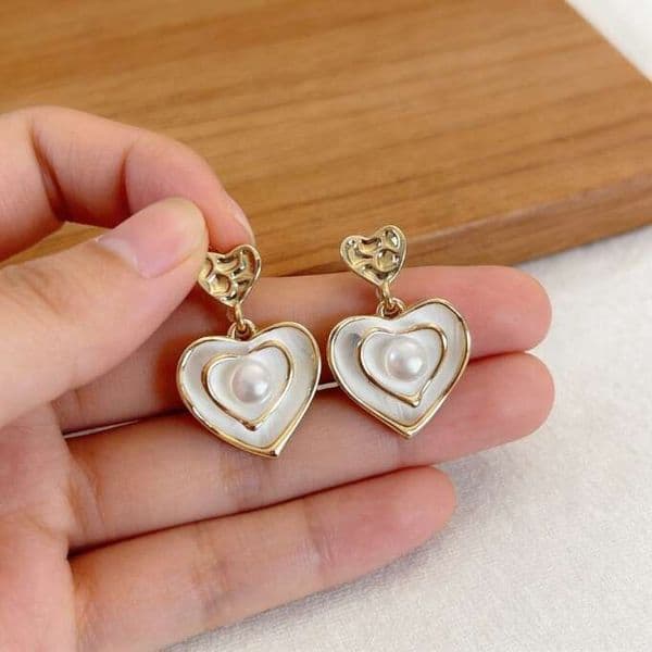 Unique and distinctive heart-shaped earrings for women, stud drop earrings, 2026 new popular model, high-end light luxury accessories