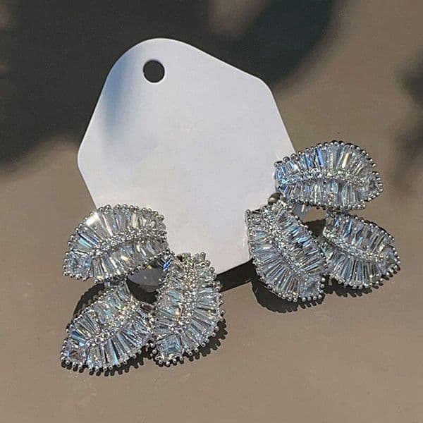 Factory Direct Sale Leaf-Shaped Shiny Moissanite Jewelry Fashionable Elegant Unique Internet Celebrity Design Popular Bestseller