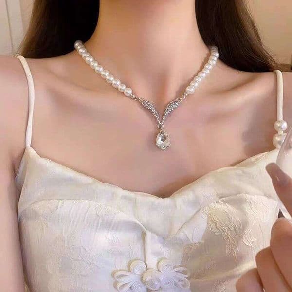 Pearl necklace, choker, and earring set, light luxury niche high-end clavicle chain, 2025 new model evening dress accessory for women
