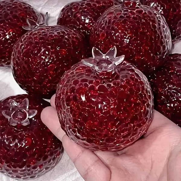 2026 New Handcrafted Pomegranate-Shaped Stress Ball Creative Malleable Durable Acrylic Squeeze Toy Fun Novelty Holiday Party Gifts Toy