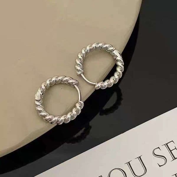 Metallic circular twisted small for women, minimalist niche design, fashionable earrings with a high-end French exquisite feel