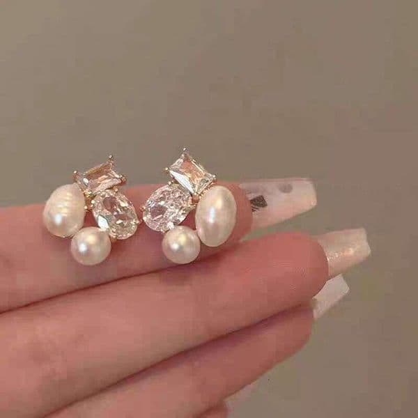 Light luxury and high-end square zircon pearl earrings for women, new popular style, elegant earrings, niche design ear pendants