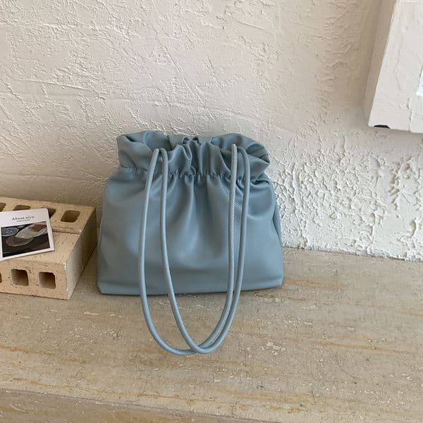Large-capacity trendy and popular commuter tote for women, 2026 spring new fashion, light luxury drawstring shoulder bag