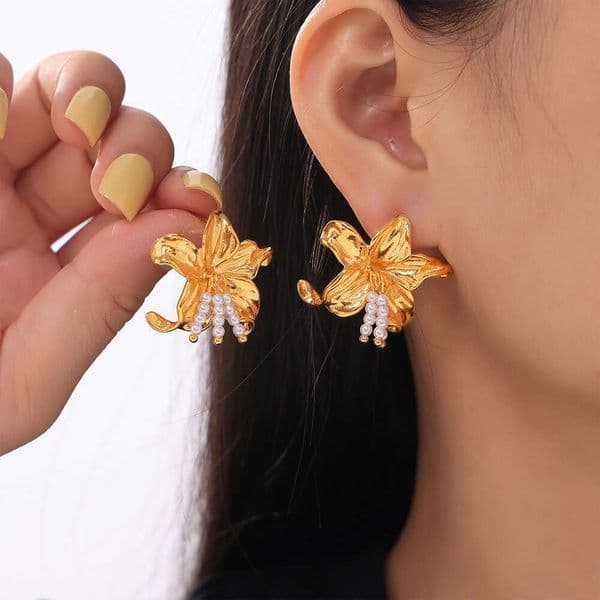 Hepburn-style niche design three-dimensional pleated flower tassel faux pearl earrings, titanium steel plated with 18k gold, elegant earrings