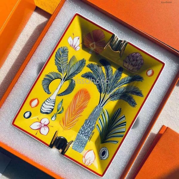 Ashtray European bone china home living room ceramic ashtray desktop decoration storage box packaging