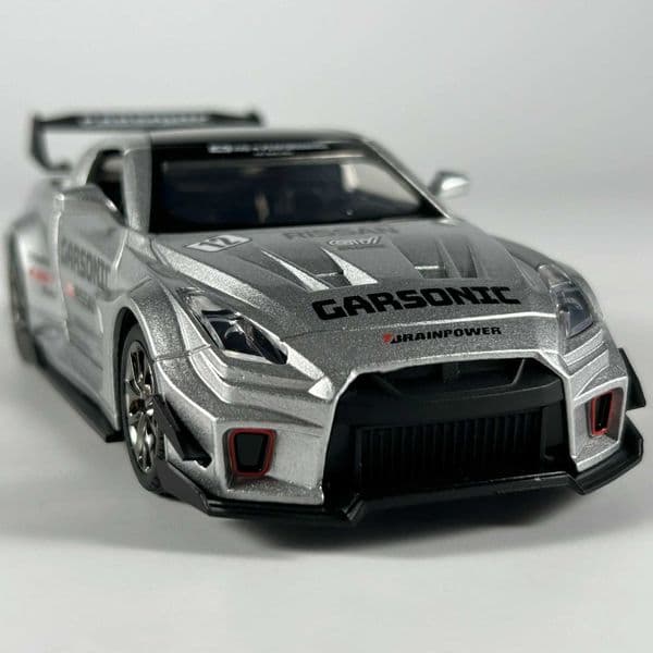 132 Nissan GTR CSR2 Alloy Metal Diecast Model Car Home Decoration Desktop Display Ornament High Simulation Miniatures Vehicles R251209