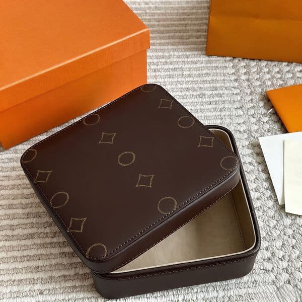 Designer Jewelry Boxes Classic Letters Bracelet Box Leather Rarrings Rings Necklaces Jewelery Packaging Boxes Pouch Bag Designer Monogram Luxury Deposit Box