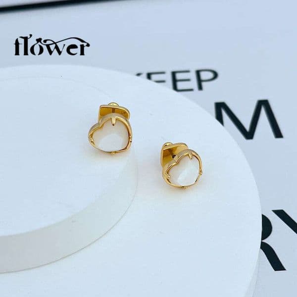 New vintage fashion light luxury commuter small cute sweet style heart-shaped metal earrings that enhance complexion