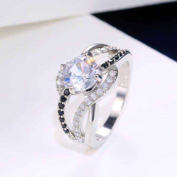 new Jewelry style jewelry is a bestseller: fashionable Moissanite-inlaid creative with twisted lines versatile ring for women