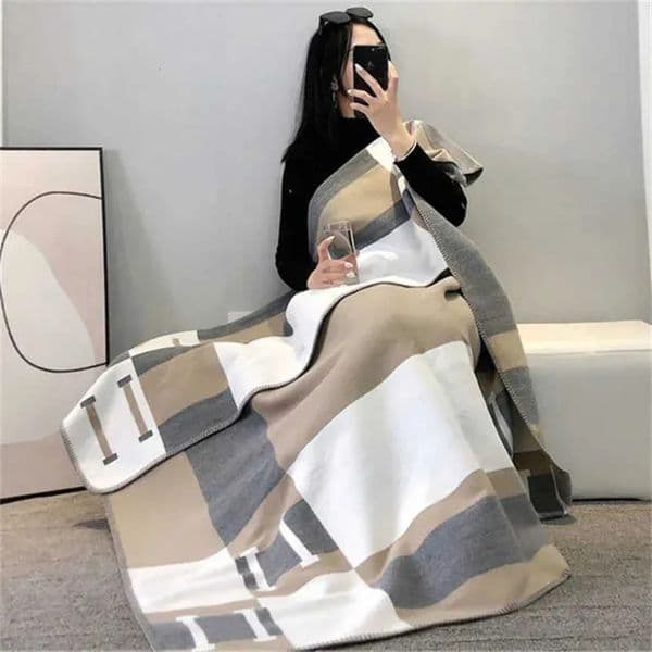 Designer-Inspired Plush Coverlet with Cooling Properties Ideal As a Beach Accessory blanket Y260529