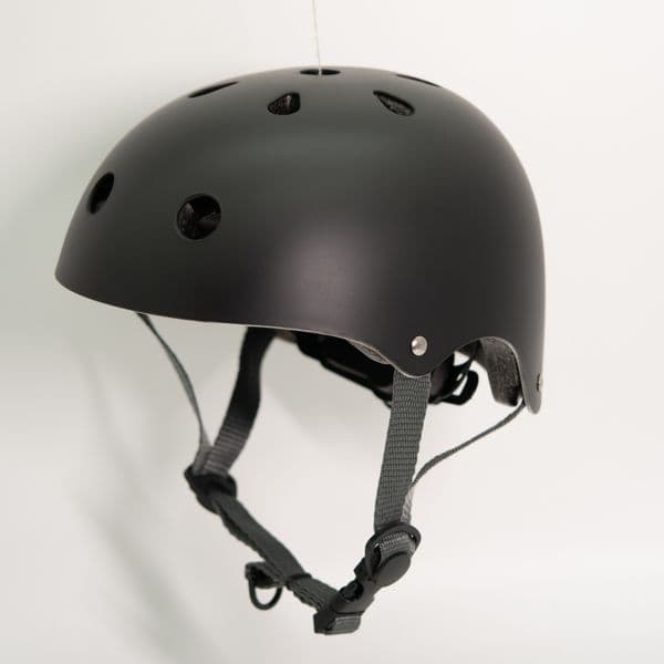 model 138 Urban Skater's Protective Gear: Lightweight yet Strong Helmets Tailored for Extreme Sports