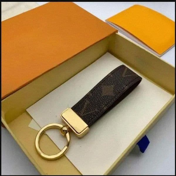2024 High Quality Keychain Classic Exquisite Luxury Designer Car Keyring Zinc Alloy Letter Unisex Lanyard Gold Black Metal Small Jewelry Lov 01 a1hc