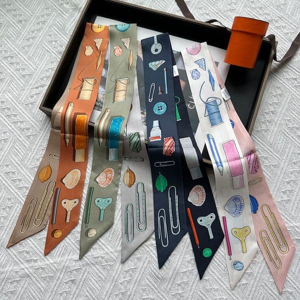 A 100% mulberry silk small scarf suitable for summer, featuring a beautiful patterned silk scarf, with a fashionable style and versatile use as a small headscarf.