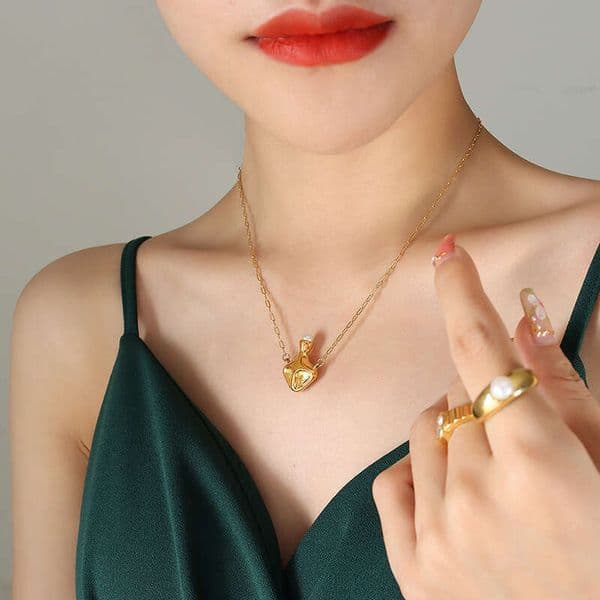 European and American ins jewelry retro exotic style water bottle pendant necklace for women titanium steel 18K gold collarbone chain wholesale