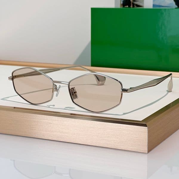 Fashion Sunglasses For Men Women 40070 Summer Designer Stylish High Street Style Anti-Ultraviolet Retro Plate CR39 Hexagon Full Frame Glasses Random Box
