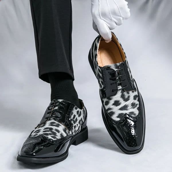 Mens Leopard Print Brogue Shoes Autumn Fashion Nightclub Carved Leather Shoes round Toe Rubber Outsole Warm Painted Leather 260331