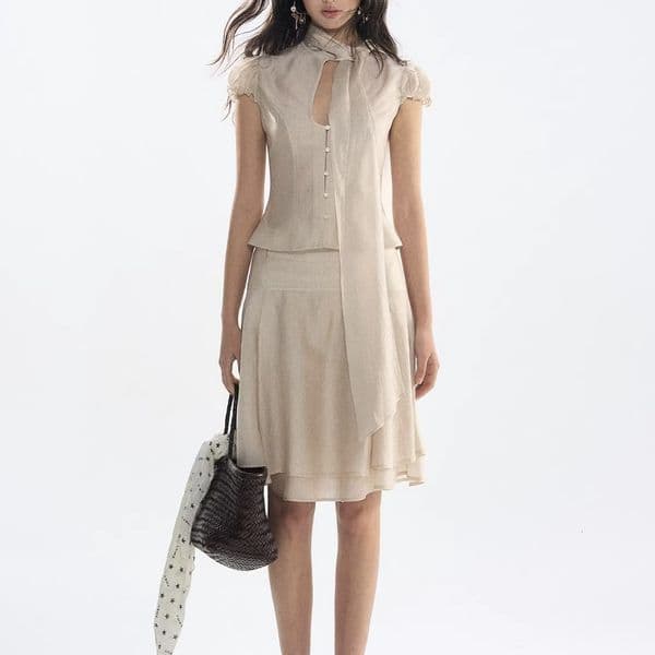 RedBl designs a sweet style chiffon suit with a slim-fit short-sleeved top and skirt two-piece set for women