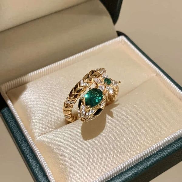 Vintage Retro Style Emerald Snake Light Luxury High-end Sense Diamond-encrusted Wrapped Snake-shaped Adjustable Index Finger Ring