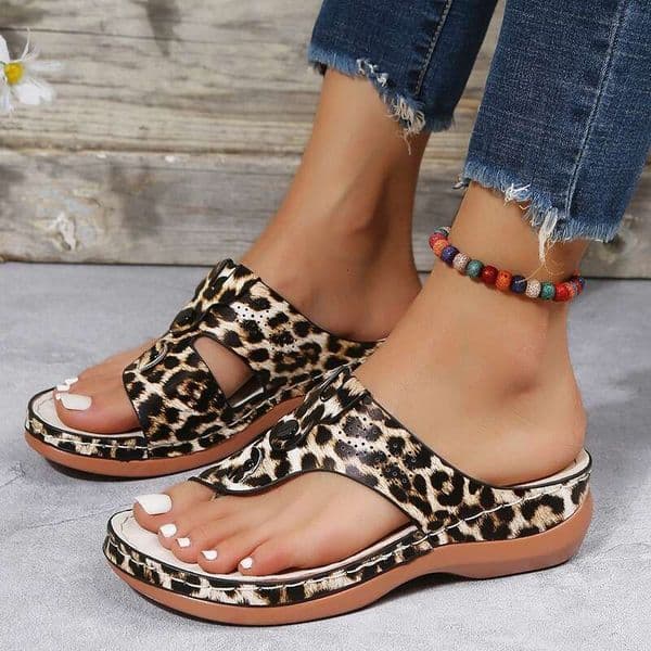 European and American designer sandals slippers style thong casual plus-size women's shoes outdoor wear, wedge-heeled flat beach sandals for women, in stock