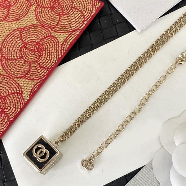 Classic Letter Pendant Designer Necklace High Texture Copper Chains Men Womens Crystal Pearl Necklace Choker Wedding Jewelry Gifts 19Styles