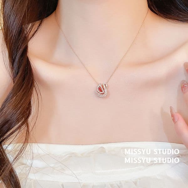 Luxury Designer Jewelry Women Geometric Pendant Necklace With A Unique Design Fashion And Trendy With A Distinctive Necklace Personality Clavicle Chain